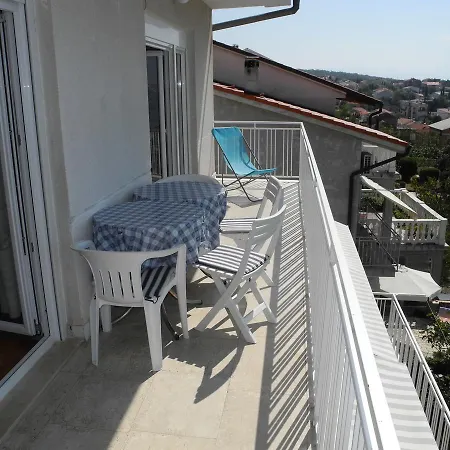 Bed With 3 Bedrooms And Balcony *