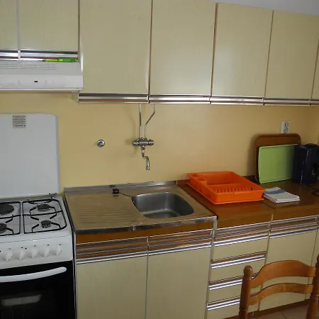 Bed With 3 Bedrooms And Balcony Selce