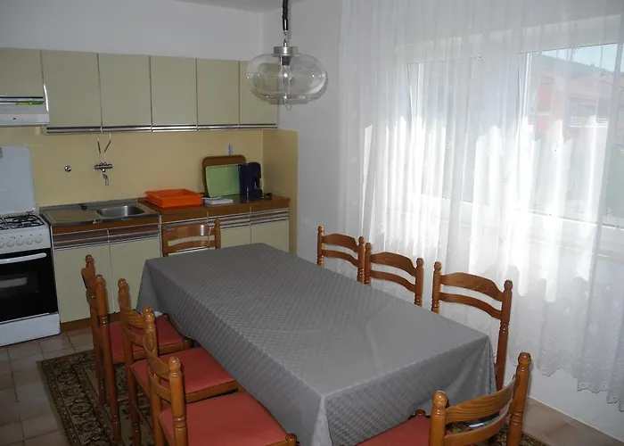 Bed With 3 Bedrooms And Balcony *