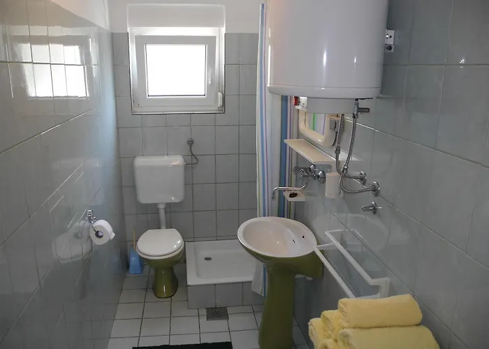 Apartment Bed With 3 Bedrooms And Balcony *