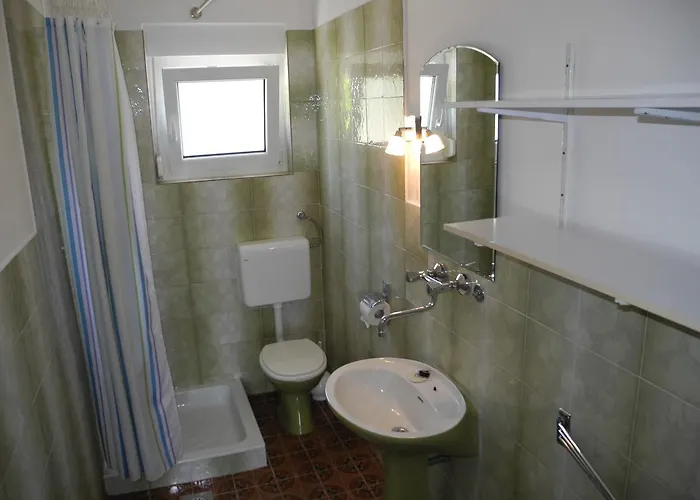 Bed With 3 Bedrooms And Balcony Selce