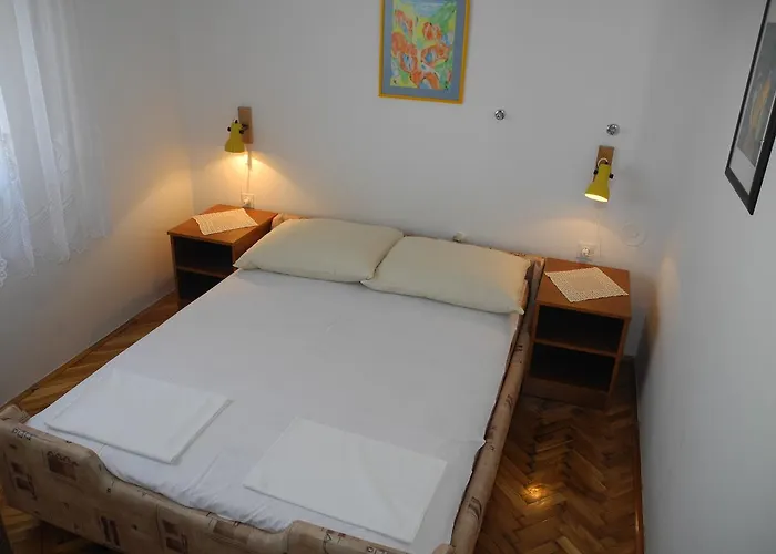 Apartment Bed With 3 Bedrooms And Balcony