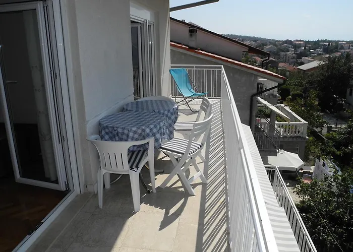 Bed With 3 Bedrooms And Balcony *