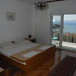 Bed With 3 Bedrooms And Balcony Apartment