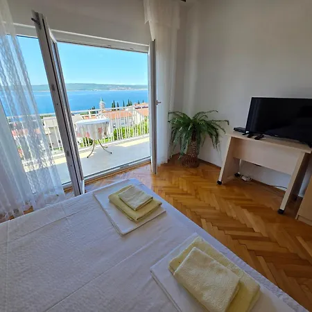 Bed With 3 Bedrooms And Balcony *