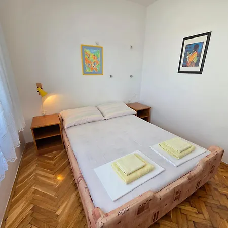 Bed With 3 Bedrooms And Balcony