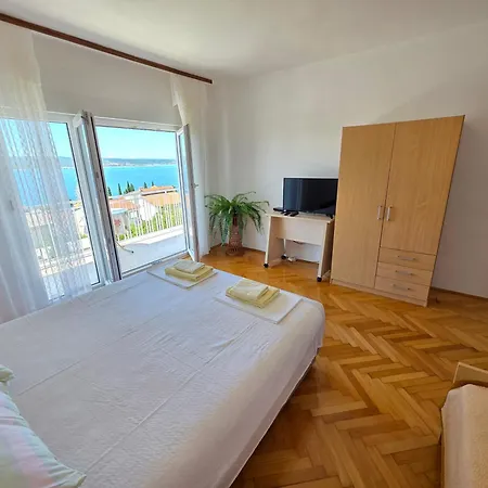 Bed With 3 Bedrooms And Balcony *