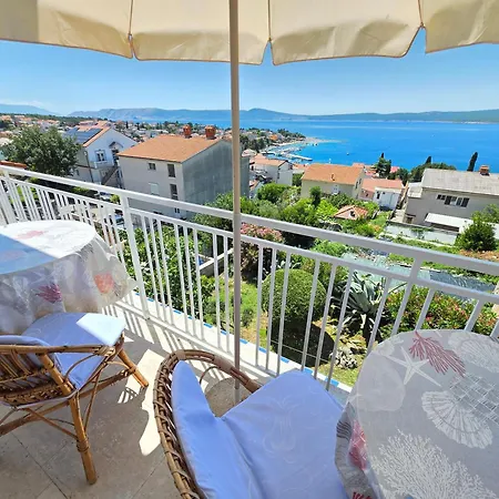 Bed With 3 Bedrooms And Balcony