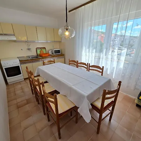 Bed With 3 Bedrooms And Balcony *