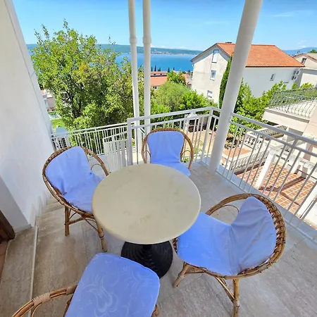 Bed With 3 Bedrooms And Balcony