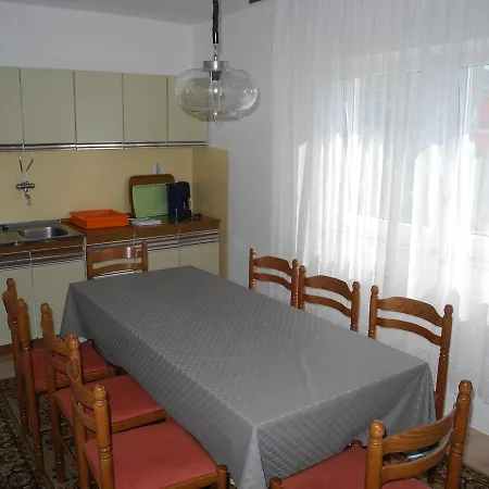 Bed With 3 Bedrooms And Balcony *