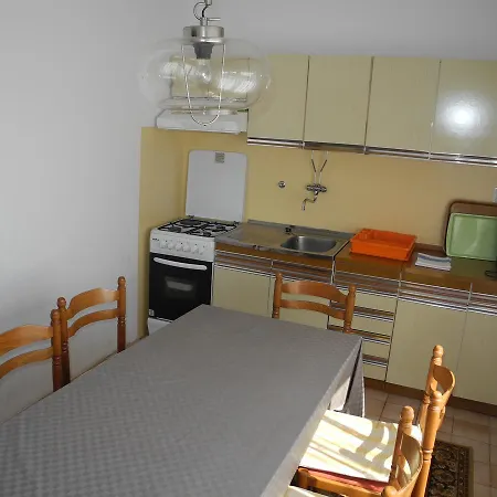 Apartment Bed With 3 Bedrooms And Balcony