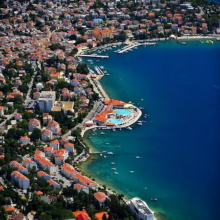 Bed With 3 Bedrooms And Balcony *