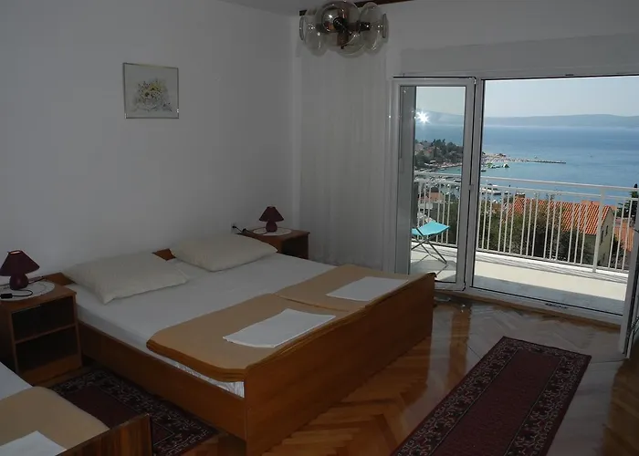 Bed With 3 Bedrooms And Balcony Apartment
