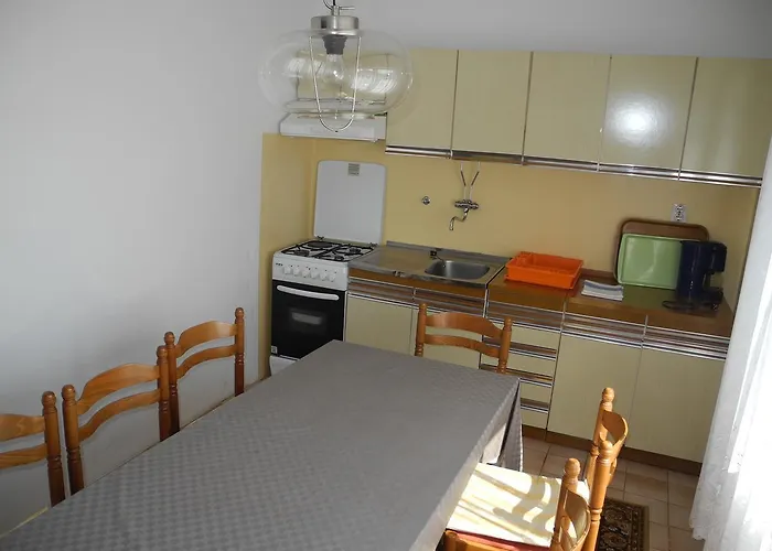 Apartment Bed With 3 Bedrooms And Balcony