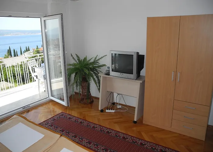 Apartment Bed With 3 Bedrooms And Balcony