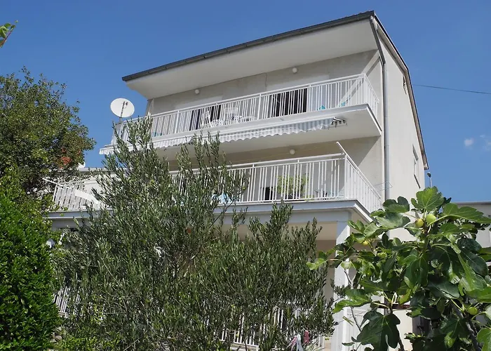 Apartment Bed With 3 Bedrooms And Balcony Selce