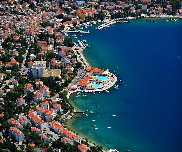 Bed With 3 Bedrooms And Balcony *